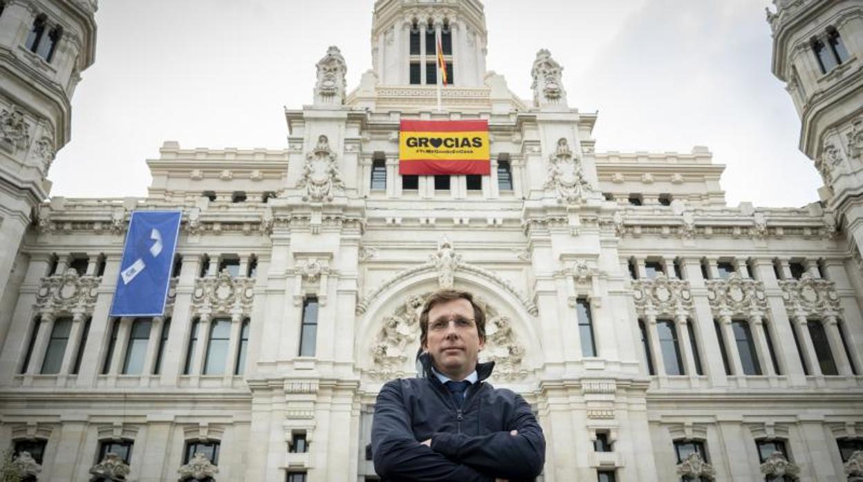 El alcalde de Madrid, José Luis Martínez-Almeida, frente al lazo y la bandera colgadas el viernes en el palacio de Cibeles