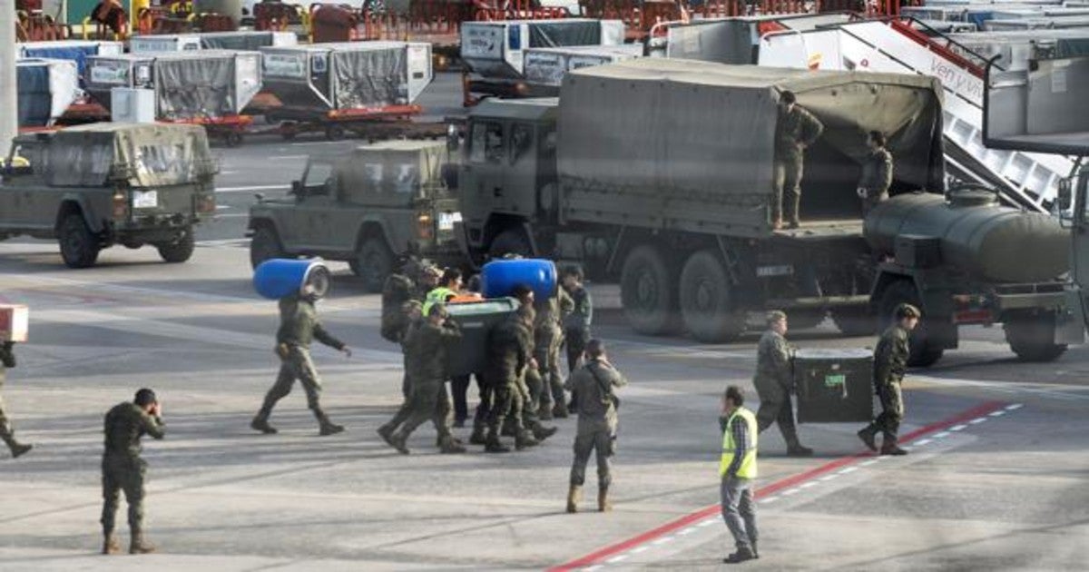 Helicópteros y camiones del Ejército han llegado este domingo al aeropuerto de Bilbao