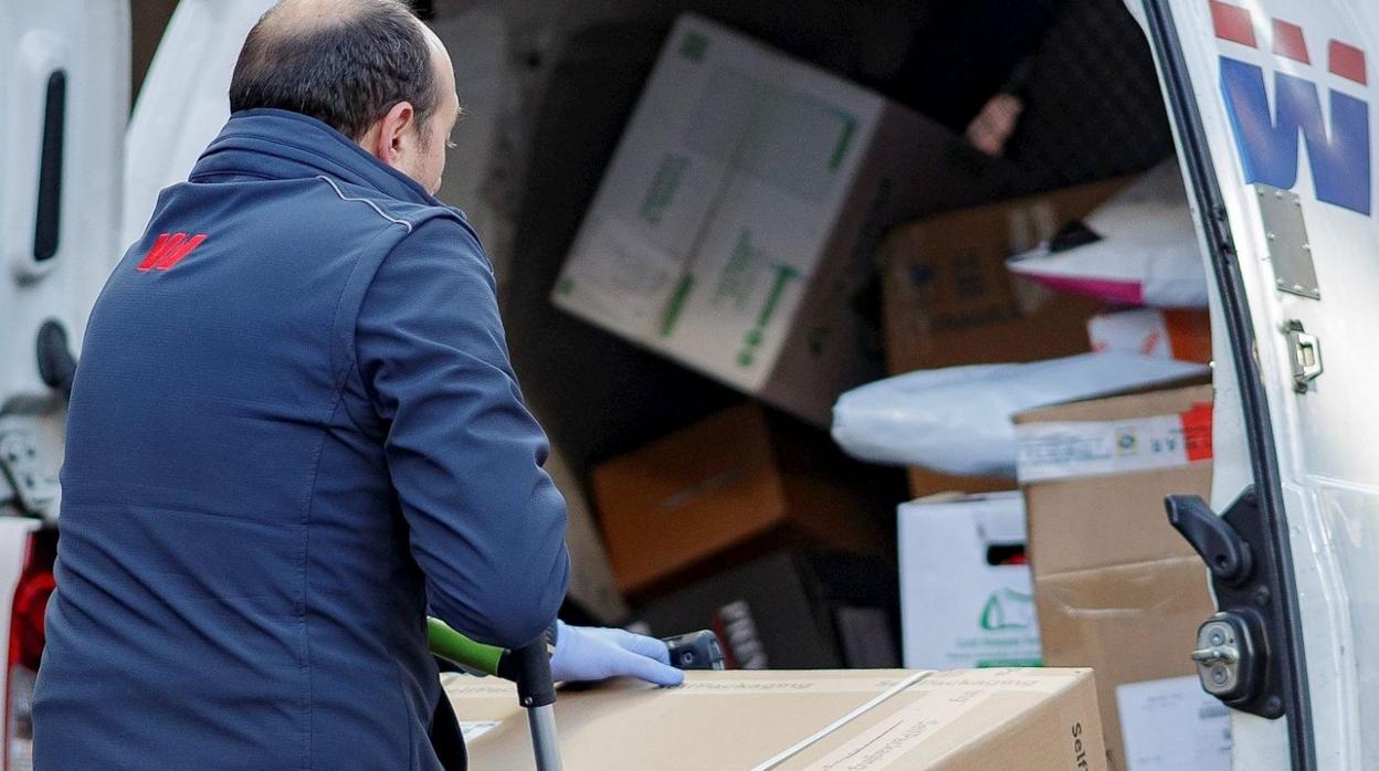 Trabajador de una empresa de transporte, uno de los sectores más afectados