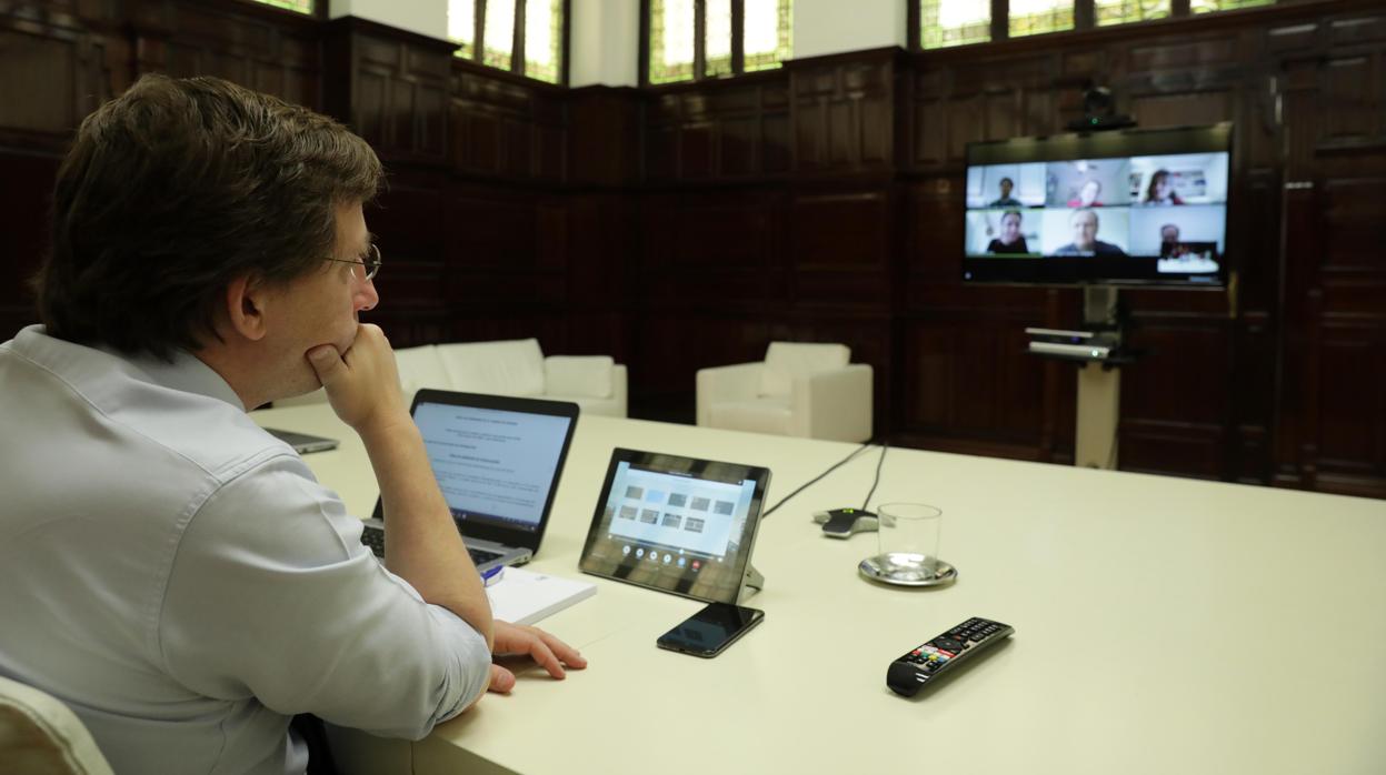 El alcalde, José Luis Martínez Almeida, durante una Junta de Gobierno realizada por videoconferencia