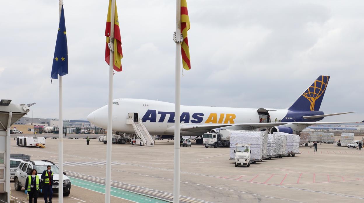 Avión con 300.000 mascarillas donadas por Inditex, en plena descarga en el aeropuerto de Zaragoza