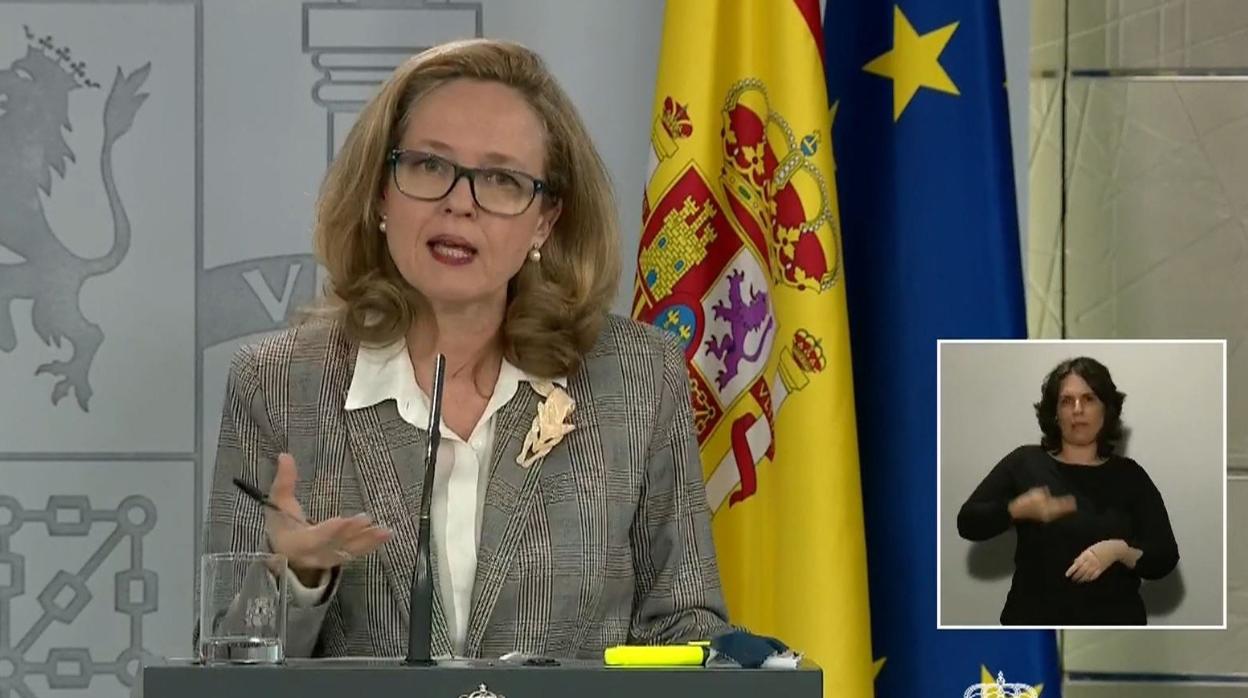 La vicepresidenta económica del Gobierno, Nadia Calviño, durante la rueda de prensa que ofrece este lunes en La Moncloa