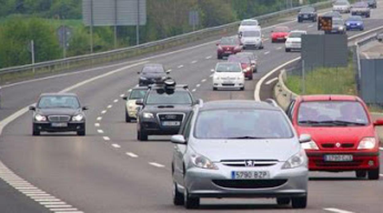 Imagen de archivo de coches circulando por la carretera