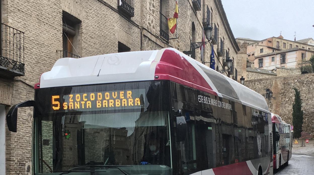 Un conductor de autobús, con guantes y masacarilla