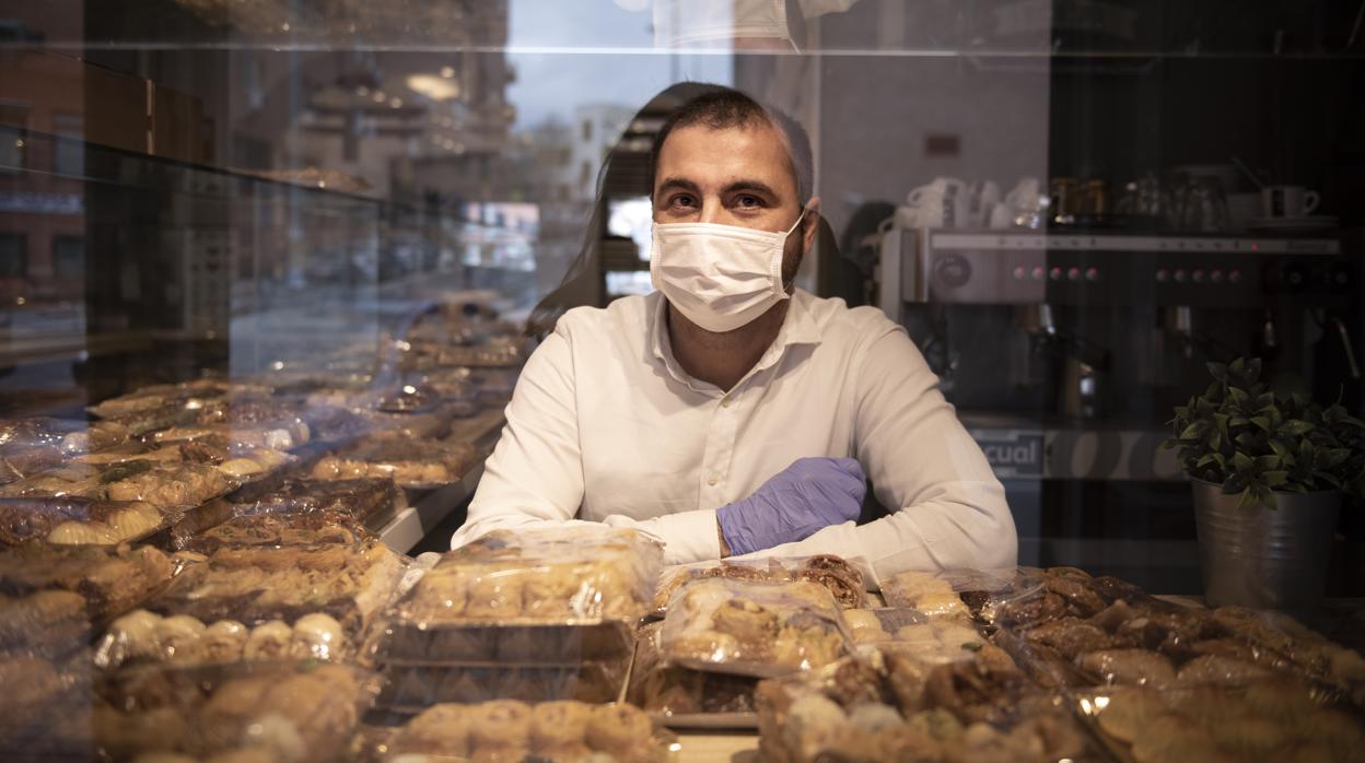 Ahmad, sirio, tras el mostrador de su pastelería