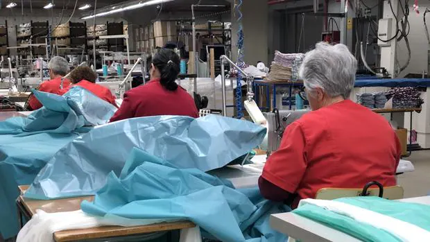 Inditex y el textil gallego se vuelcan en la fabricación de mascarillas y batas