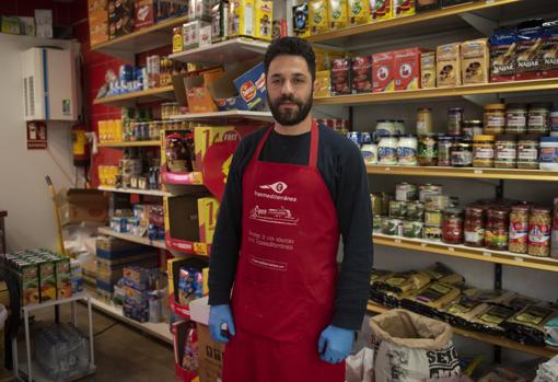 Adel posa en su tienda de comida del barrio de San Pascual