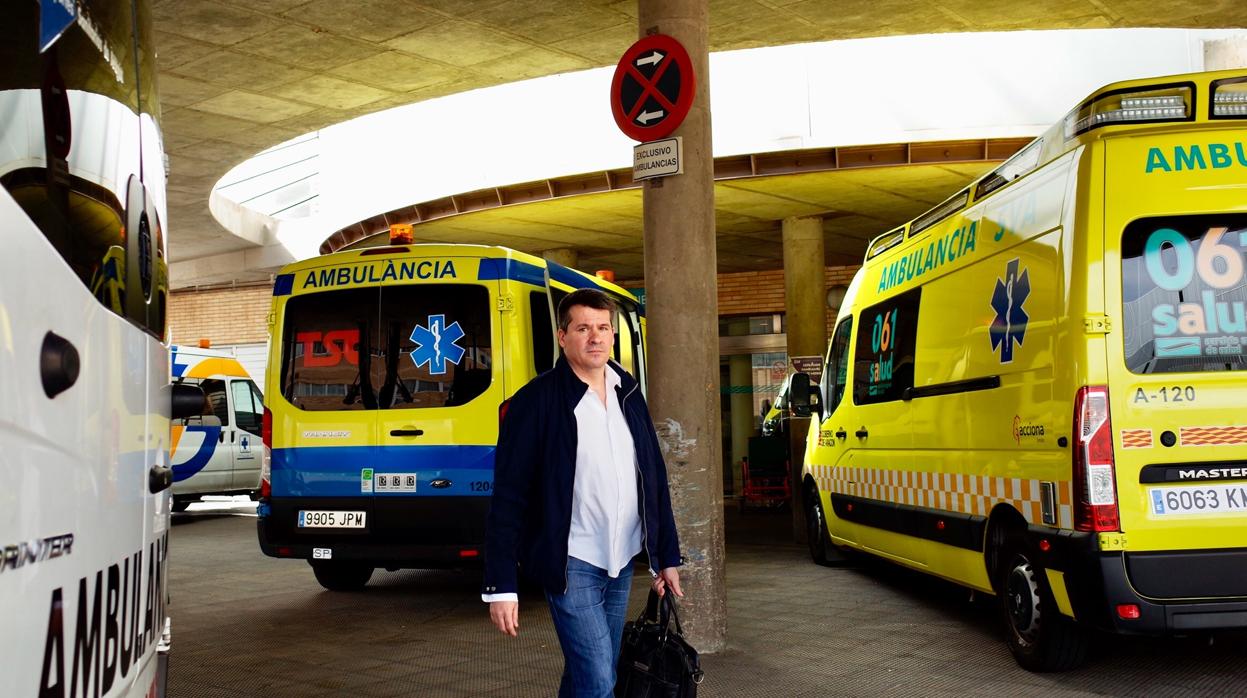 Ambulancias a las puertas de un hospital de Zaragoza