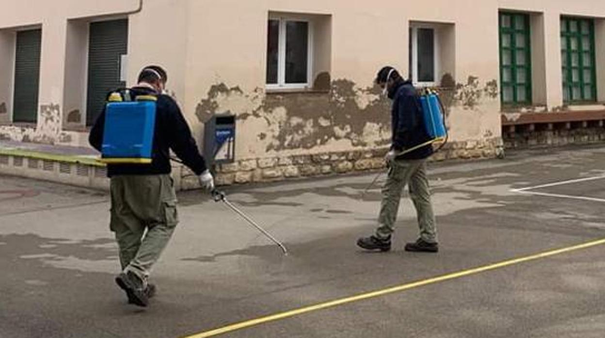 Trabajos de desinfección preventiva de espacios públicos en la localidad de Quinto de Ebro