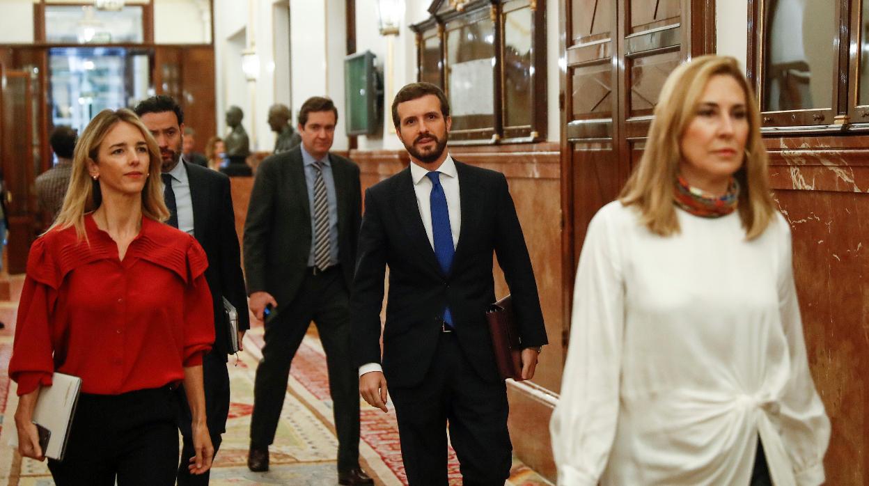 Pablo Casado, con Cayetana Álvarez de Toledo y Ana Beltrán, en el Congreso de los Diputados