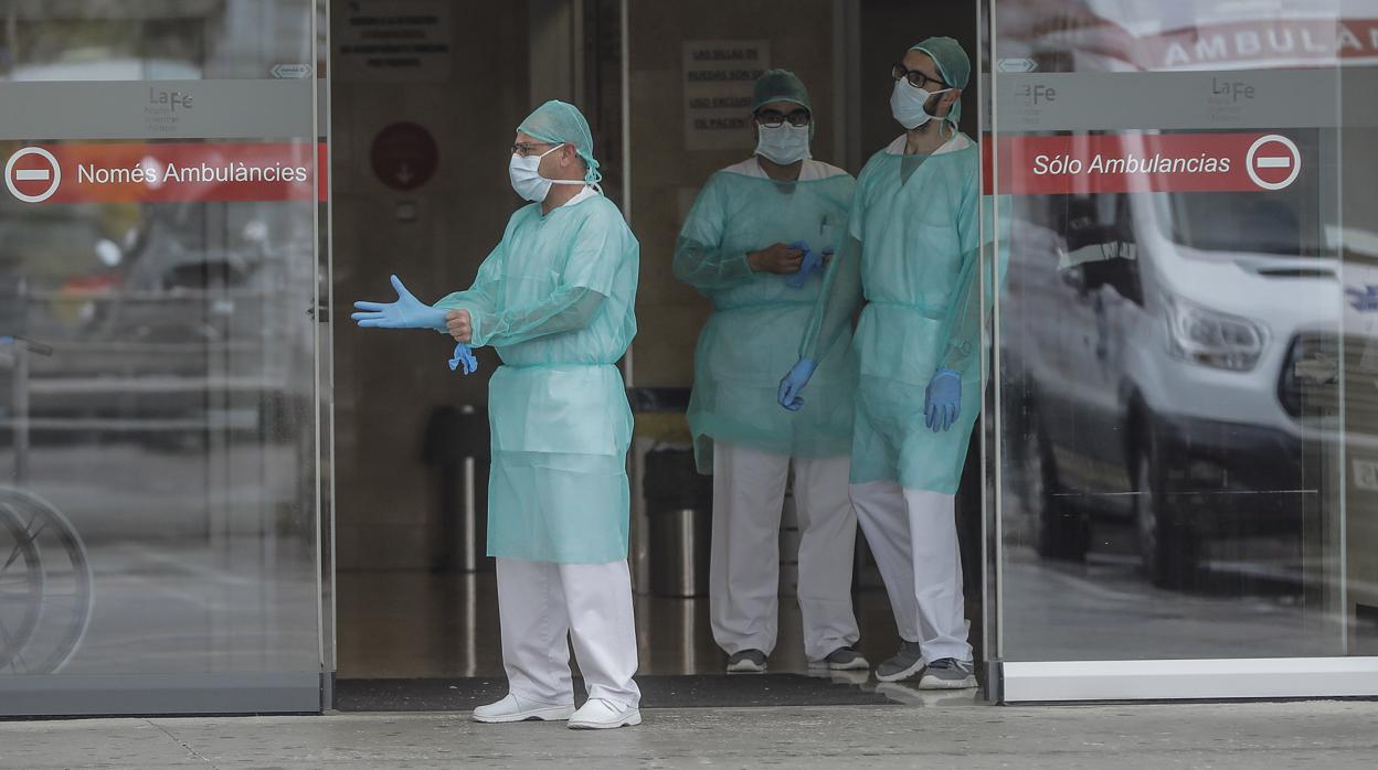 Imagen de profesionales sanitarios a las puertas de un hospital de Valencia