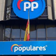 Bandera a media asta en la sede del PP