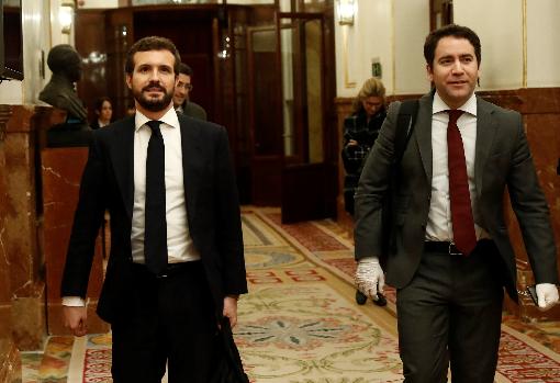 El presidente del PP, Pablo Casado, ayer a su llegada al hemiciclo junto al secretario general del partido, Teodoro García Egea