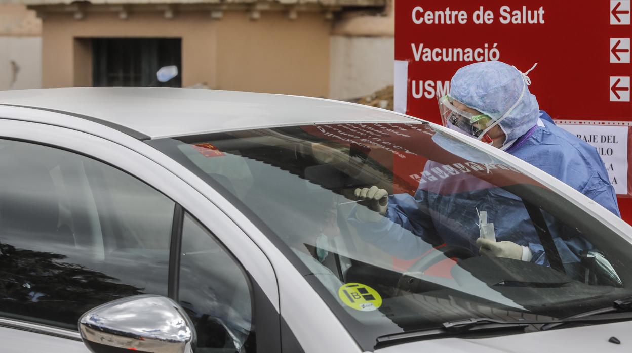 Imagen de unos sanitarios realizando pruebas verídicas del coronavirus tomada este jueves en Valencia