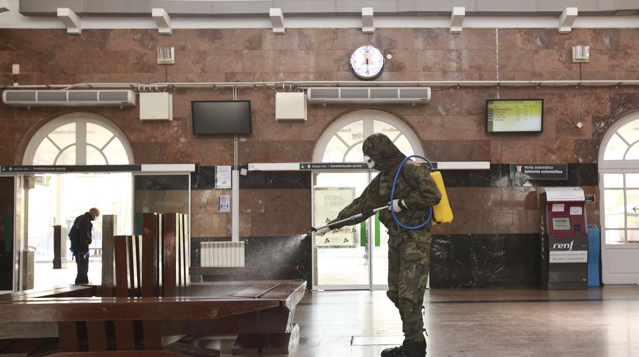 Un militar del Ejército efectúa trabajos de desinfección en la estación de tren de Vitoria