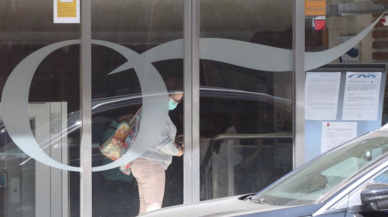 Una señora con una mascarilla, en el interior de una residencia de mayores en Madrid