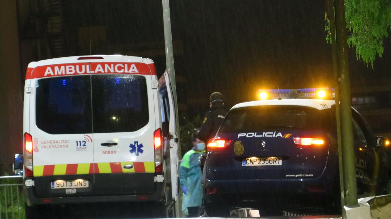 Imagen de una patrulla de la Policía Nacional junto a una ambulancia