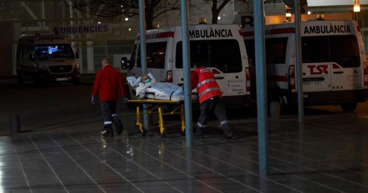 Personal sanitario traslada a un enfermo en el Hospital del Mar en Barcelona