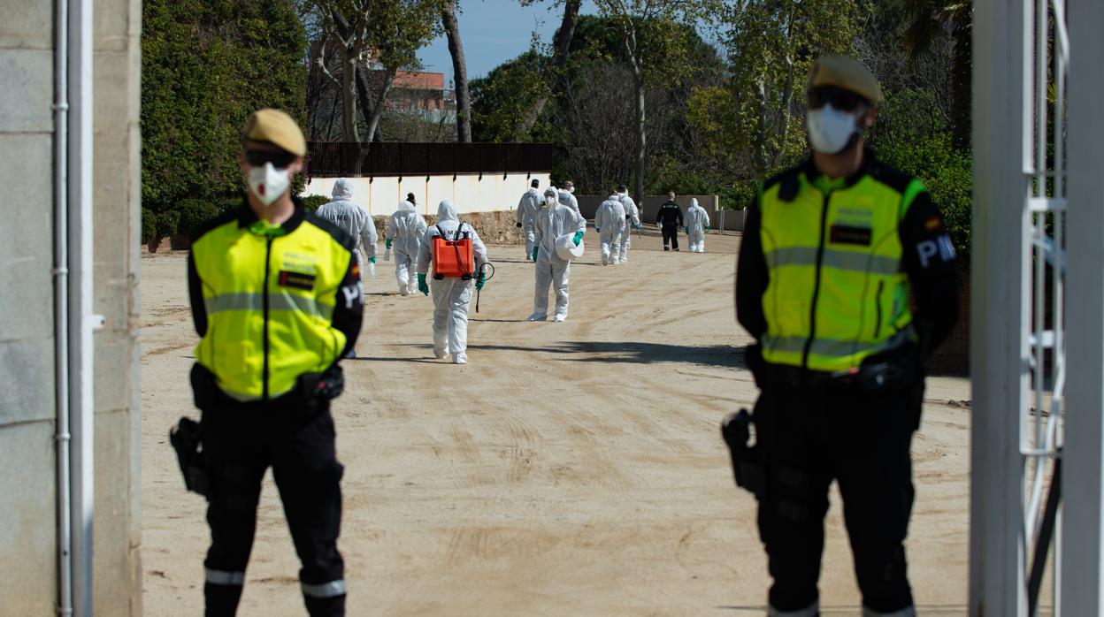 Efectivos de la Unidad MIlitar de Emergencias en el centro de menores de Badalona