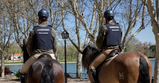 Patrulla a caballo de dos guardias reales