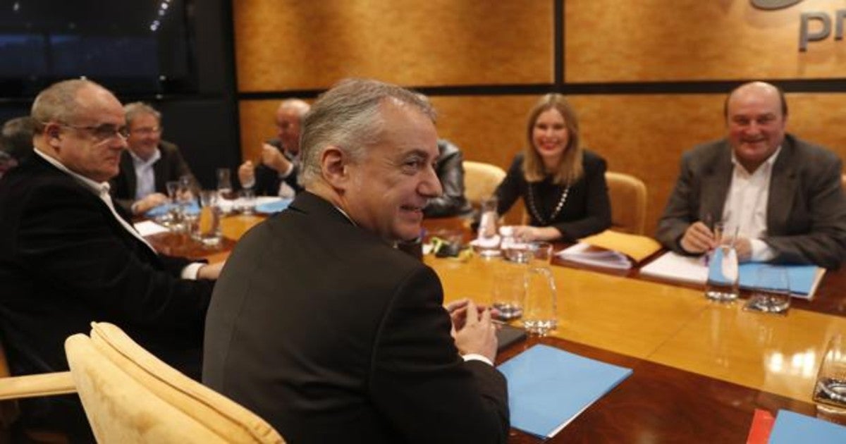 El lendakari Iñigo Urkullu, (2i) junto al presidente del PNV Andoni Ortuzar, (d)