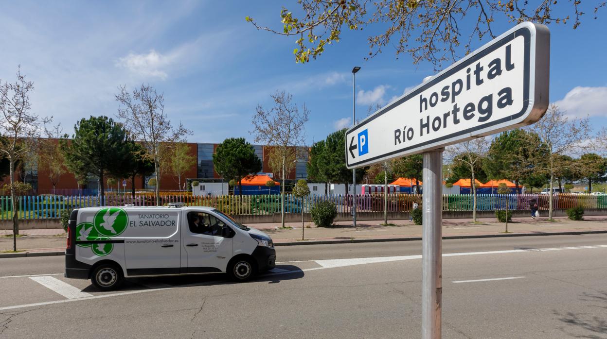 Un vehículo de una funeraria llegando a un hospital vallisoletano