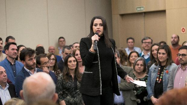 Inés Arrimadas saca a Ciudadanos de la foto de Colón