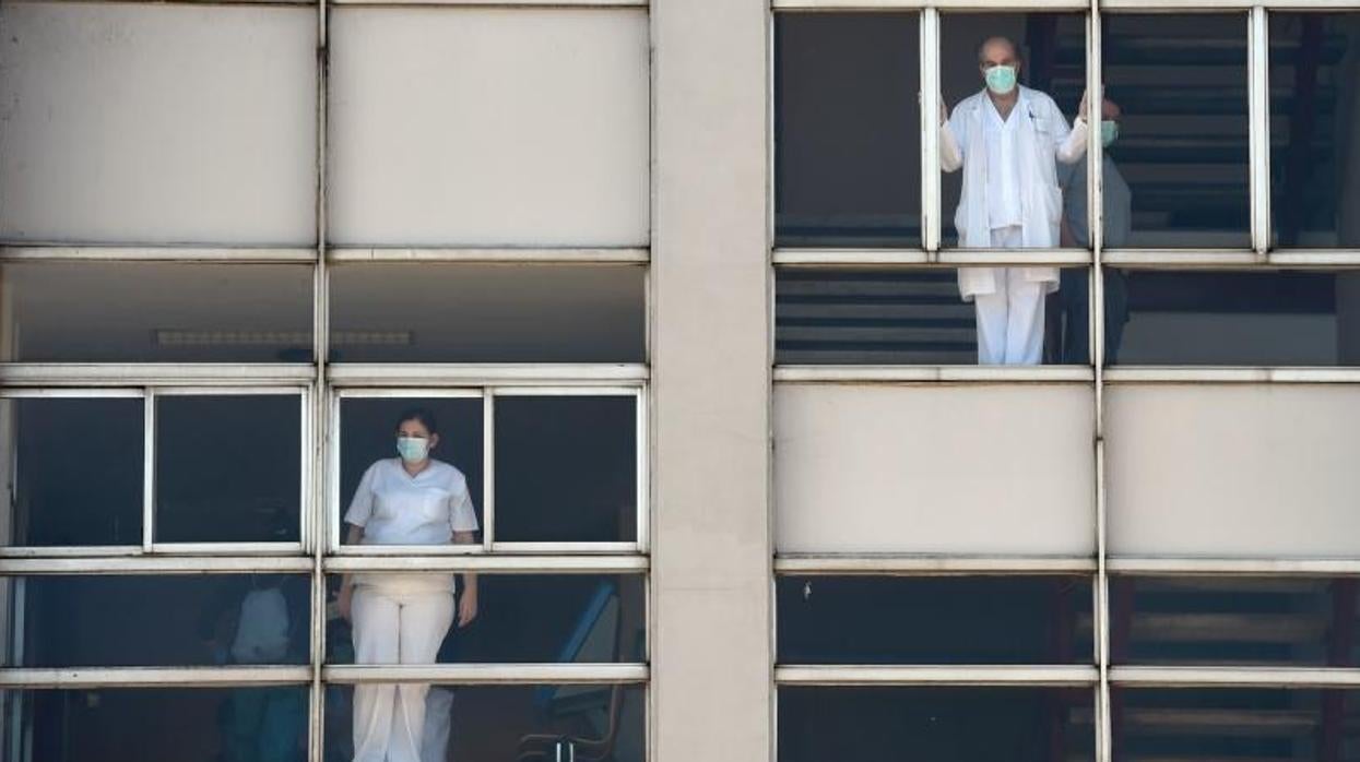 Sanitarios en el Complejo Hospitalario Universitario coruñeés