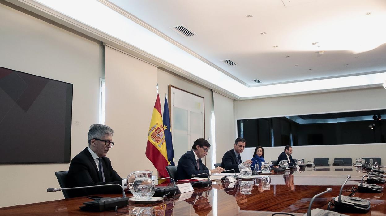 Sánchez y los cuatro ministros delegados durante la conferencia de presidentes por la crisis del coronavirus