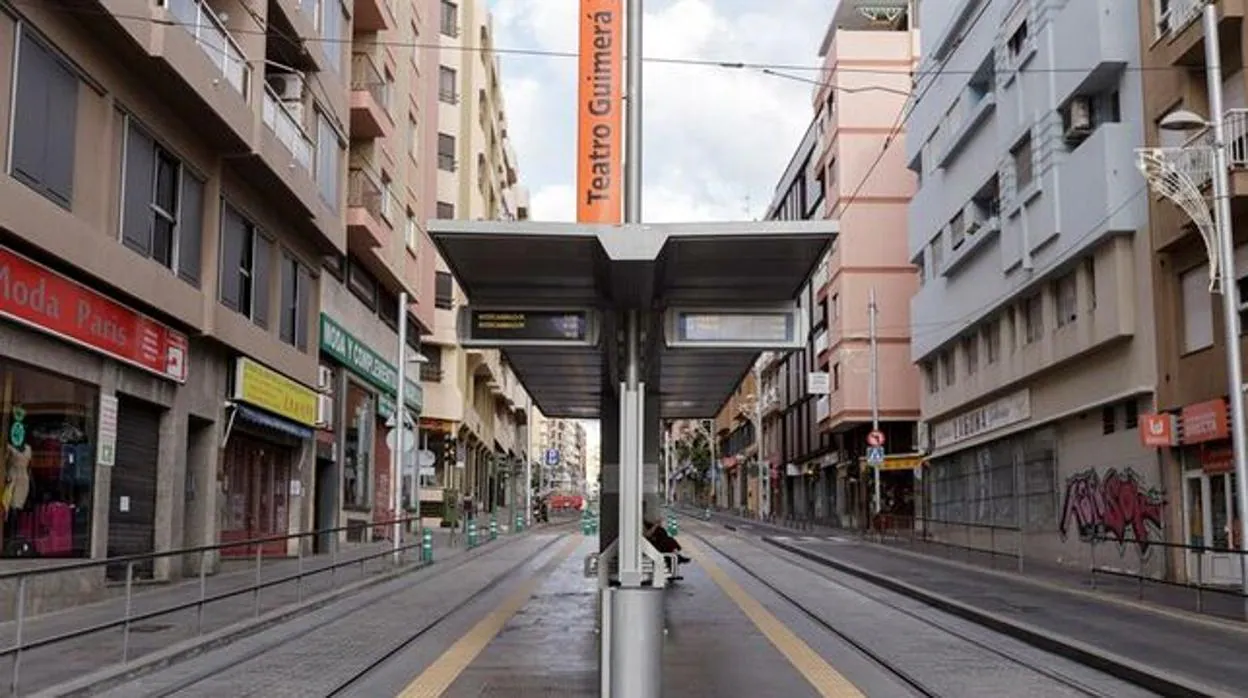 Parada del tranvía de Teatro Guimerá con las calles vacías, en Santa Cruz de Tenerife