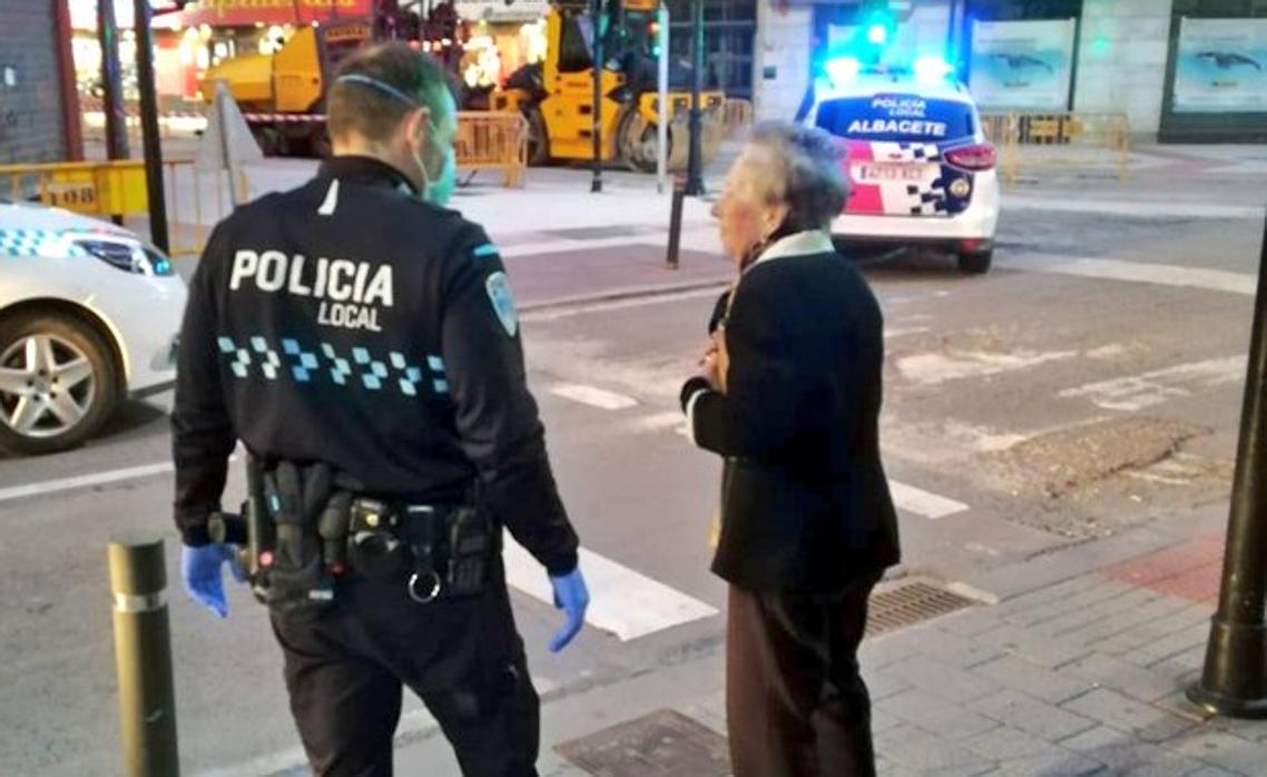 Imagen del momento en el que un agente de la Policía Local de Albacete localiza a la anciana