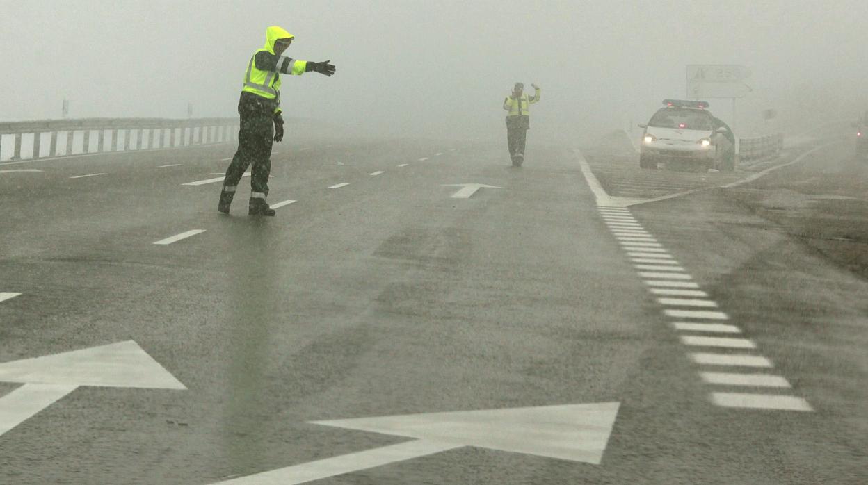 Imagen de archivo de guardias civiles regulando el tráfico durante una nevada en la A-2, Madrid-Zaragoza