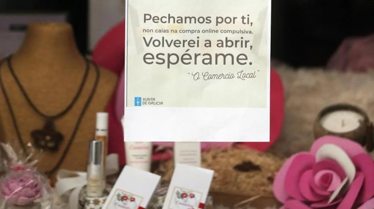 Cartel, en un negocio gallego, indicando el cierre temporal por las restricciones del Gobierno