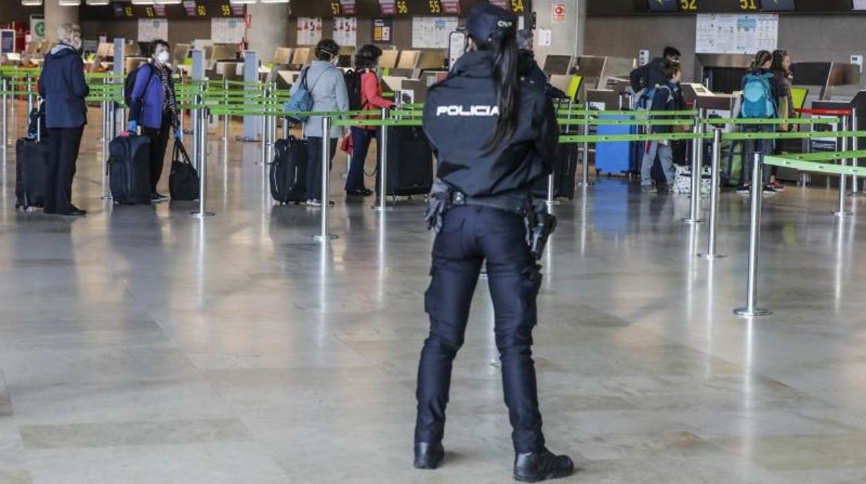 Una policía nacional en el aeropuerto de Manises (Valencia)