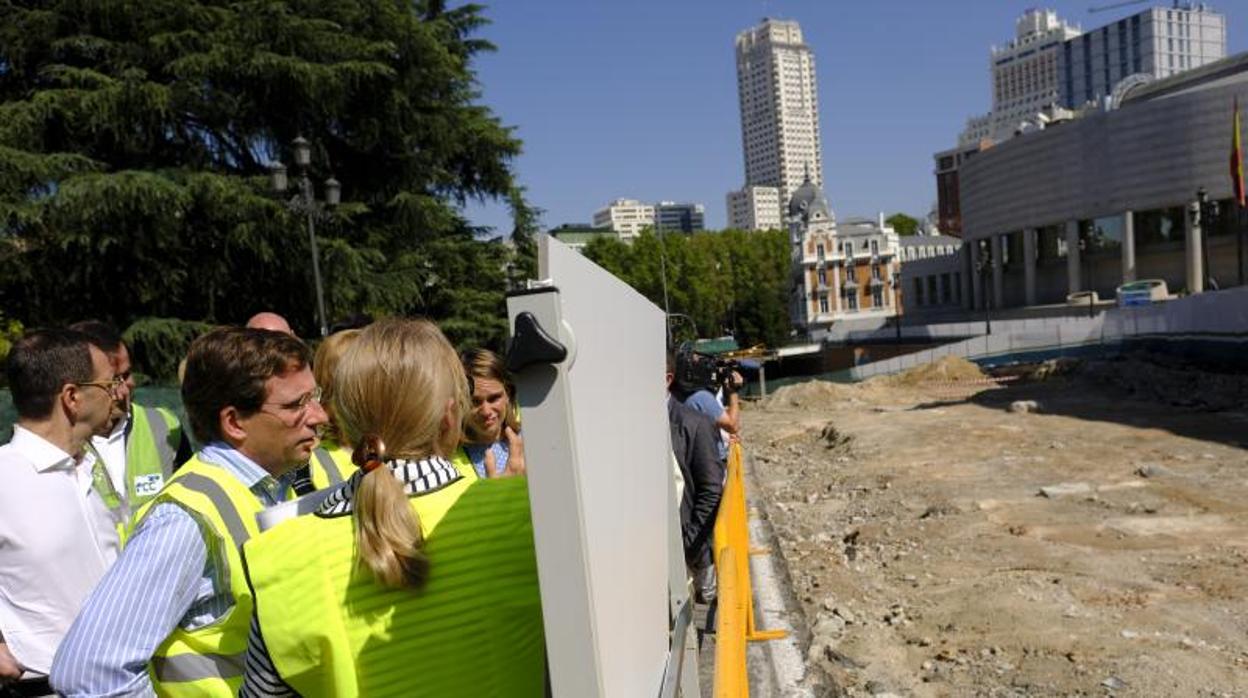 El alcalde de Madrid visita los restos arqueológicos encontrados en las obras de los aledaños de la plaza de España