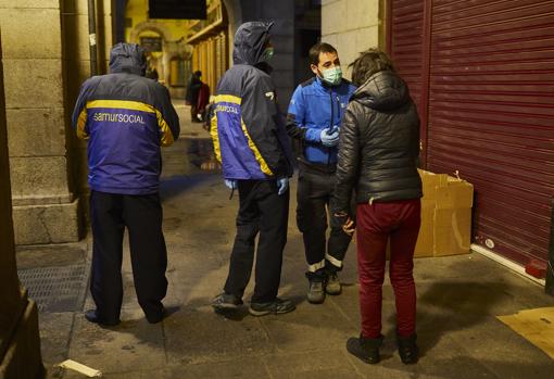 Desalojan a decenas de sintecho de la Plaza Mayor por tareas de limpieza en el pavimento