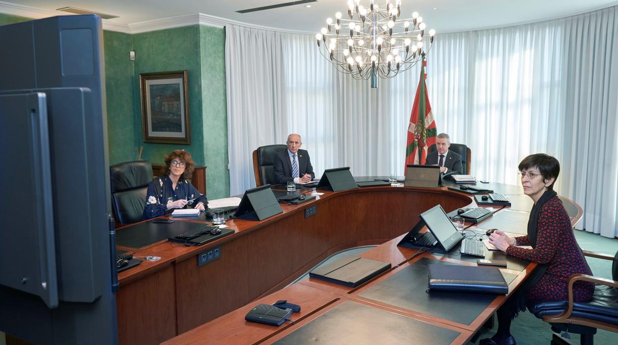 El lendakari Iñigo Urkullu (2d), junto a los consejeros de Salud, Nekane Murga (i), de Seguridad, Estefenía Beltrán de Heredia, y de Gobernanza Pública, Josu Erkoreka, durante el Consejo de Gobierno Vasco celebrado este martes en Vitoria