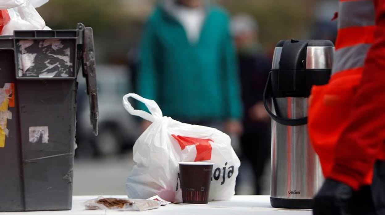 Bolsas de productos de primer necesidad repartidos por Cruz Roja a personas sin techo, este martes en Alicante