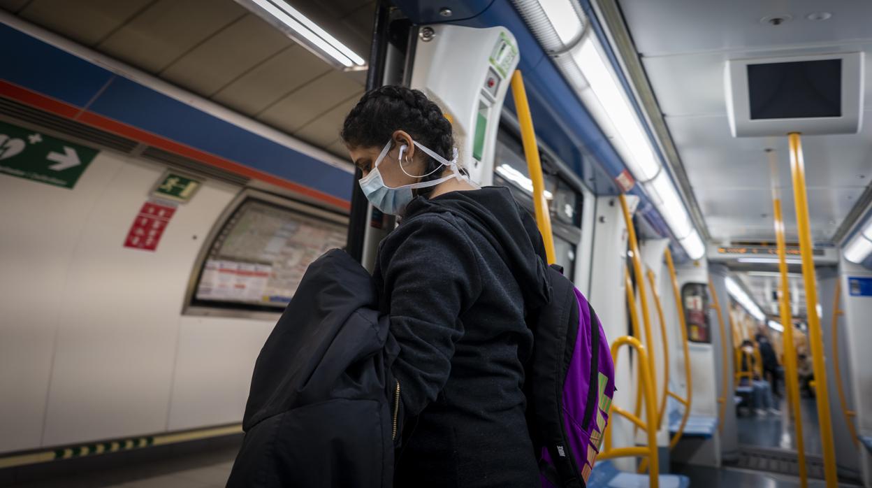 Una usuario, en un vagón de Metro casi vacío, durante el confinamiento por el estado de alarma