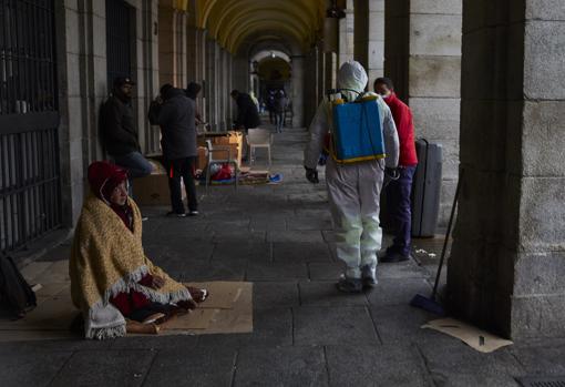 Desalojan a decenas de sintecho de la Plaza Mayor por tareas de limpieza en el pavimento