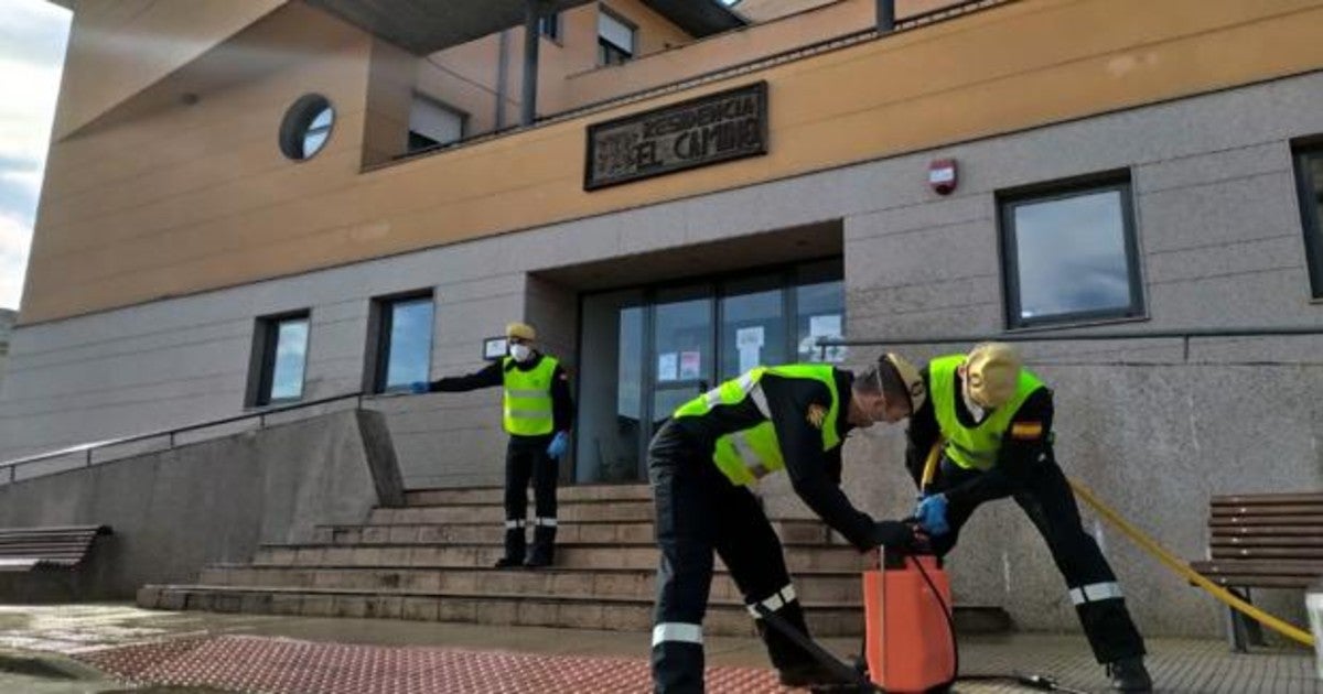 La UME colabora con tareas de desinfección en la residencia El Camino, en Cacabelos, en una imagen de archivo