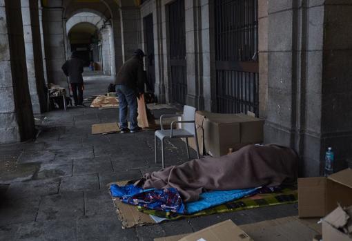 Desalojan a decenas de sintecho de la Plaza Mayor por tareas de limpieza en el pavimento