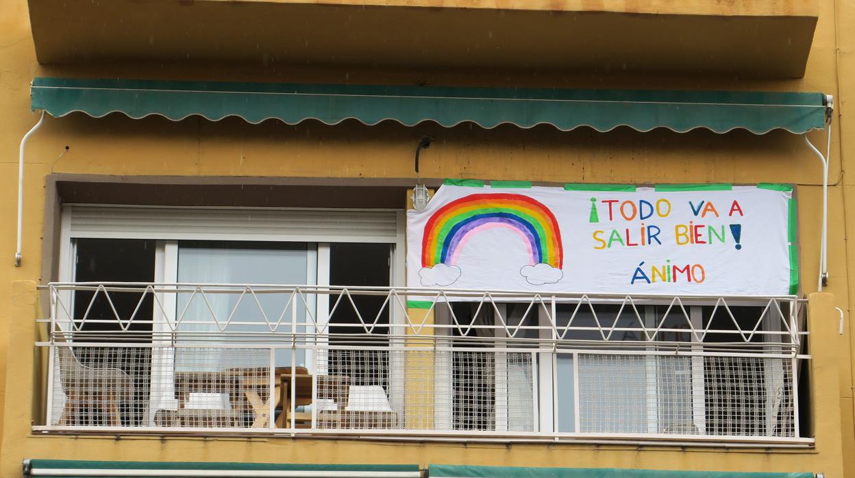 Imagen de un balcón con un cartel de ánimo en Alicante