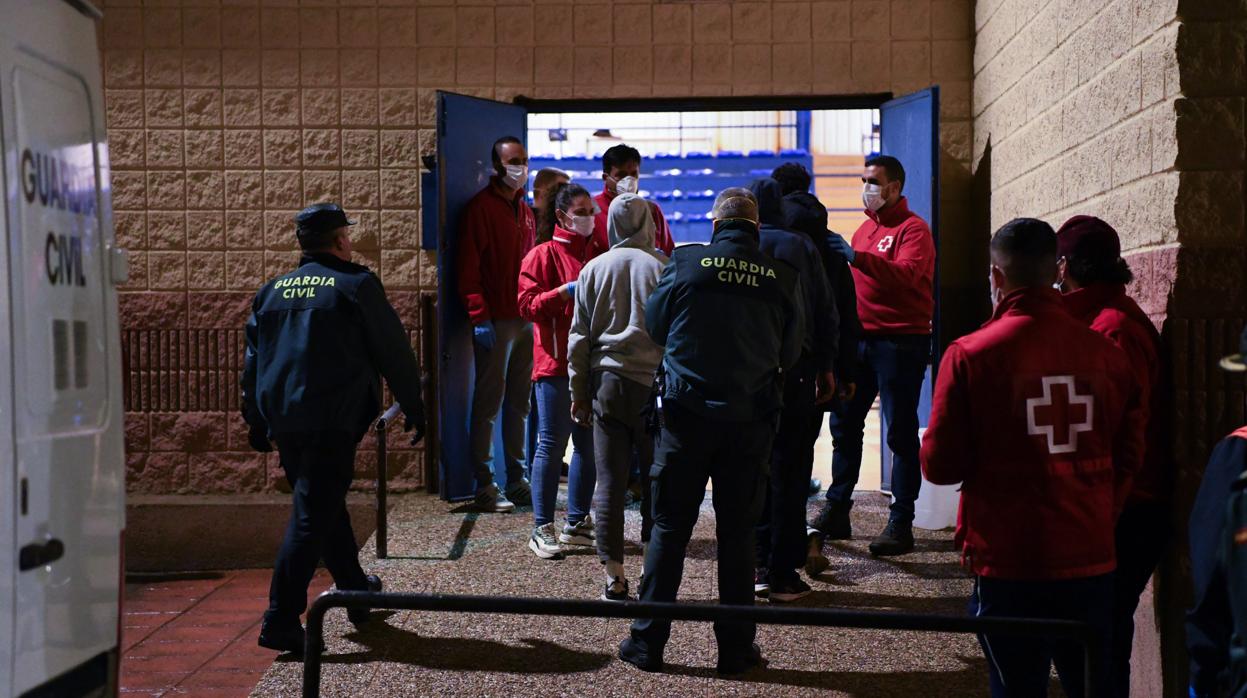 Imagen de archivo de un grupo de menores entrando a un polideportivo ceutí