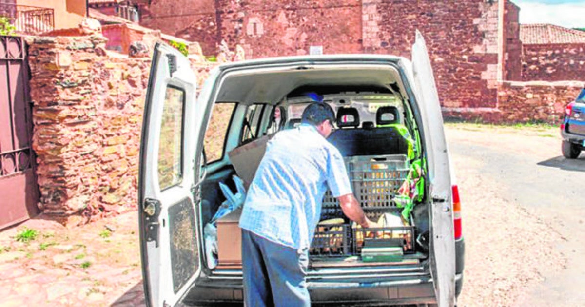 Un vendedor ambulante lleva pan hasta un pueblo