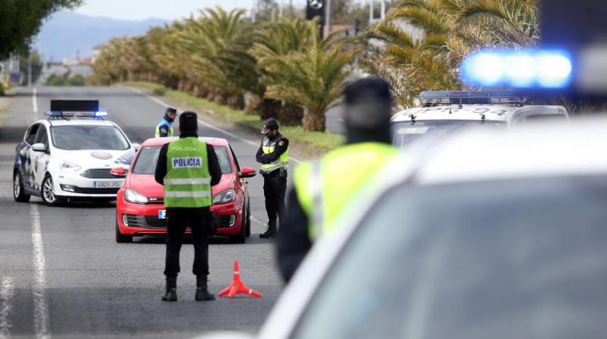 Control policial para vigilar el cumplimiento del confinamiento