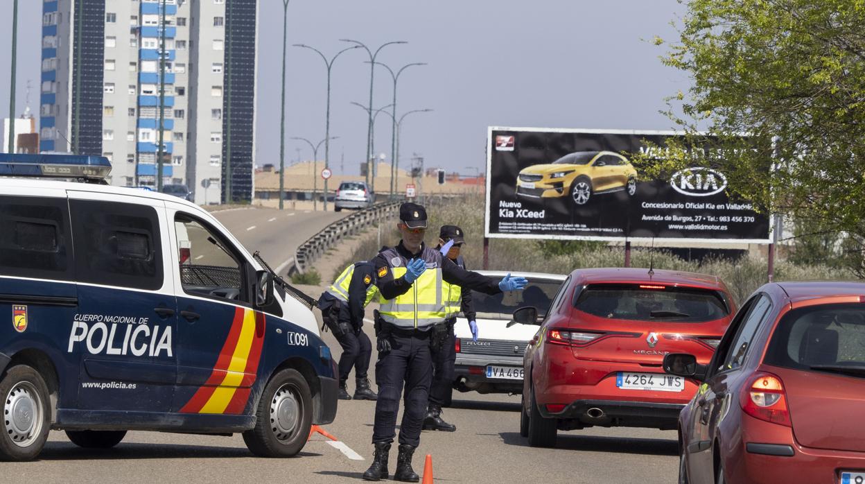 Control policial a la salida y entrada de Valladolid en la carretera de Madrid