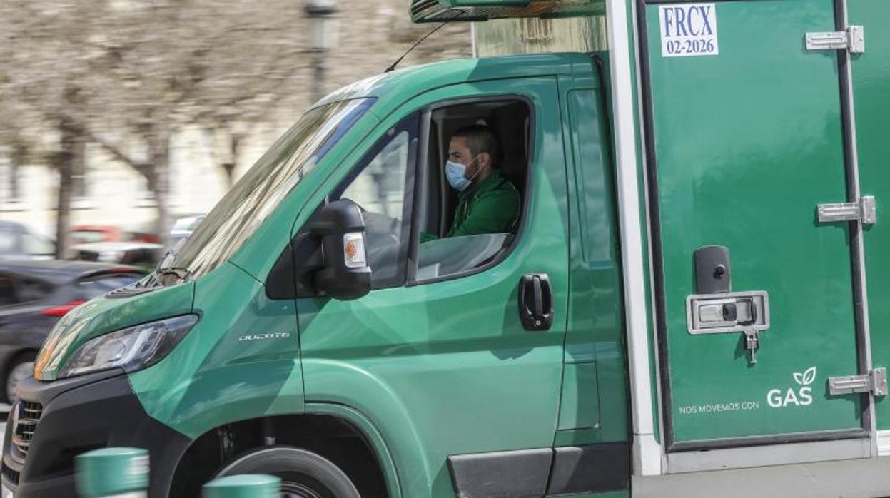 Un conductor transportista con mascarilla, este miércoles en Valencia