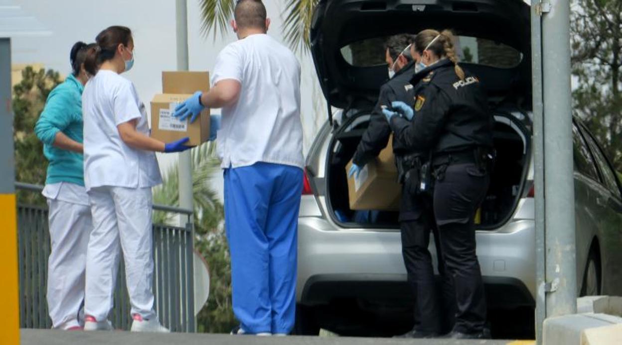 Personal sanitario recibe material transportado por efectivos de la Policía Nacional en Alicante, este miércoles