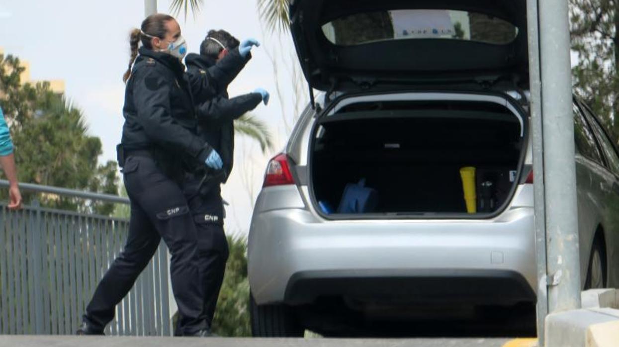 Dos policías transportando material sanitario en Alicante, este miércoles